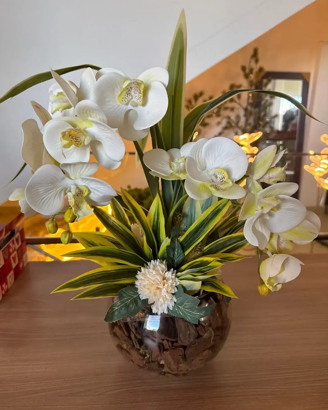 Elegância em branco com folhas variegadas