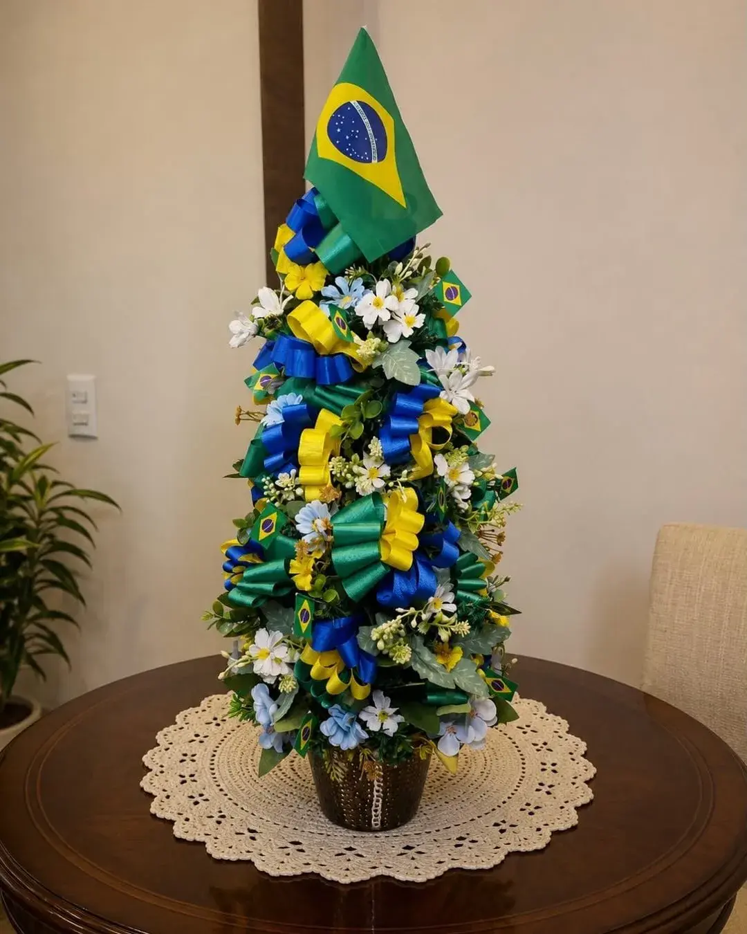 Decoração com laços verde, amarelo e azul e bandeira do Brasil