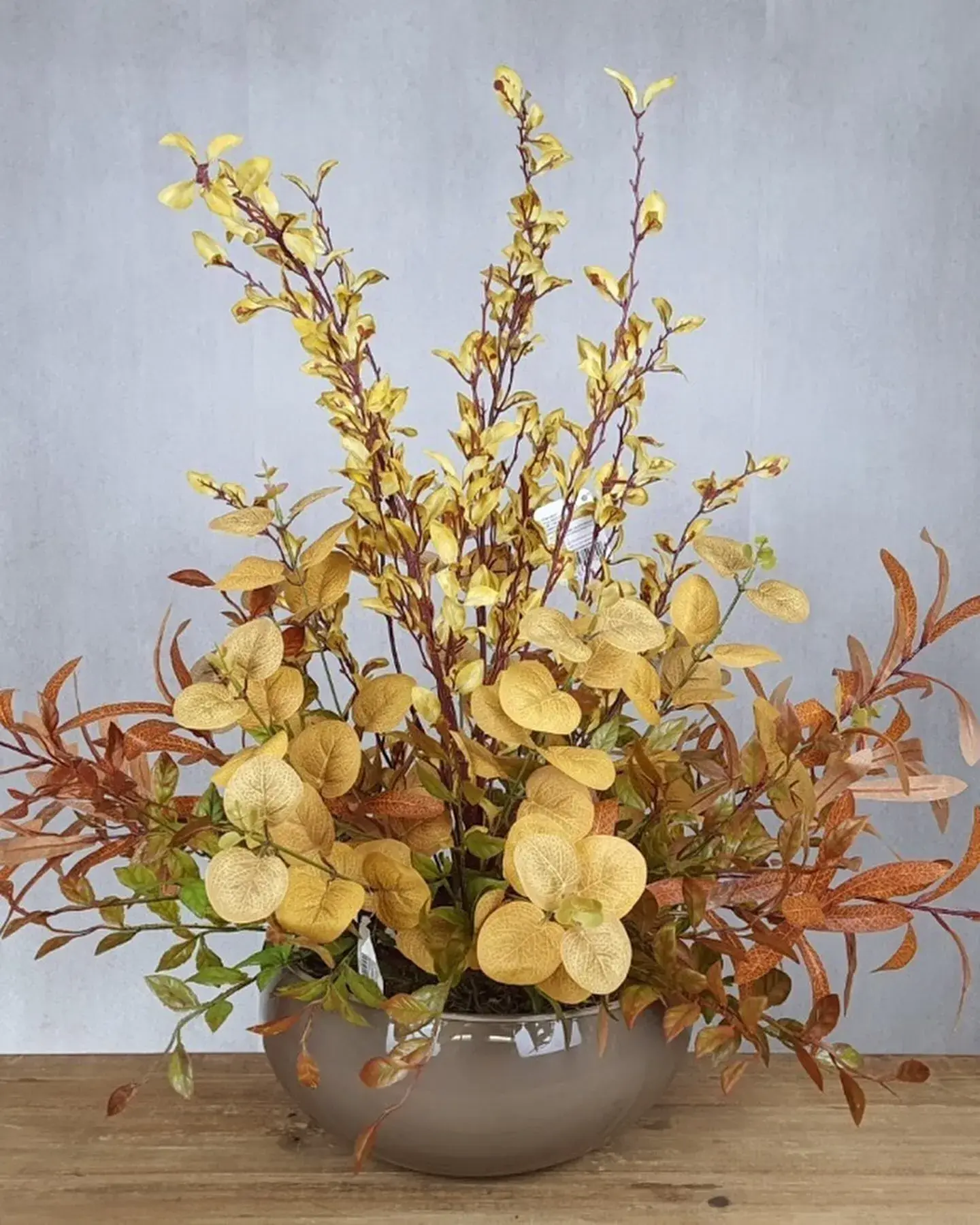 Vaso com orquídeas em um canto claro da casa