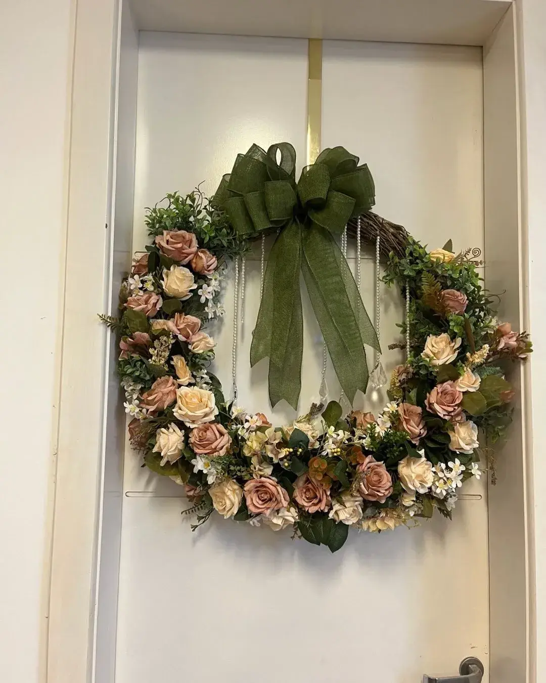 Guirlanda de flores naturais pendurada em uma entrada