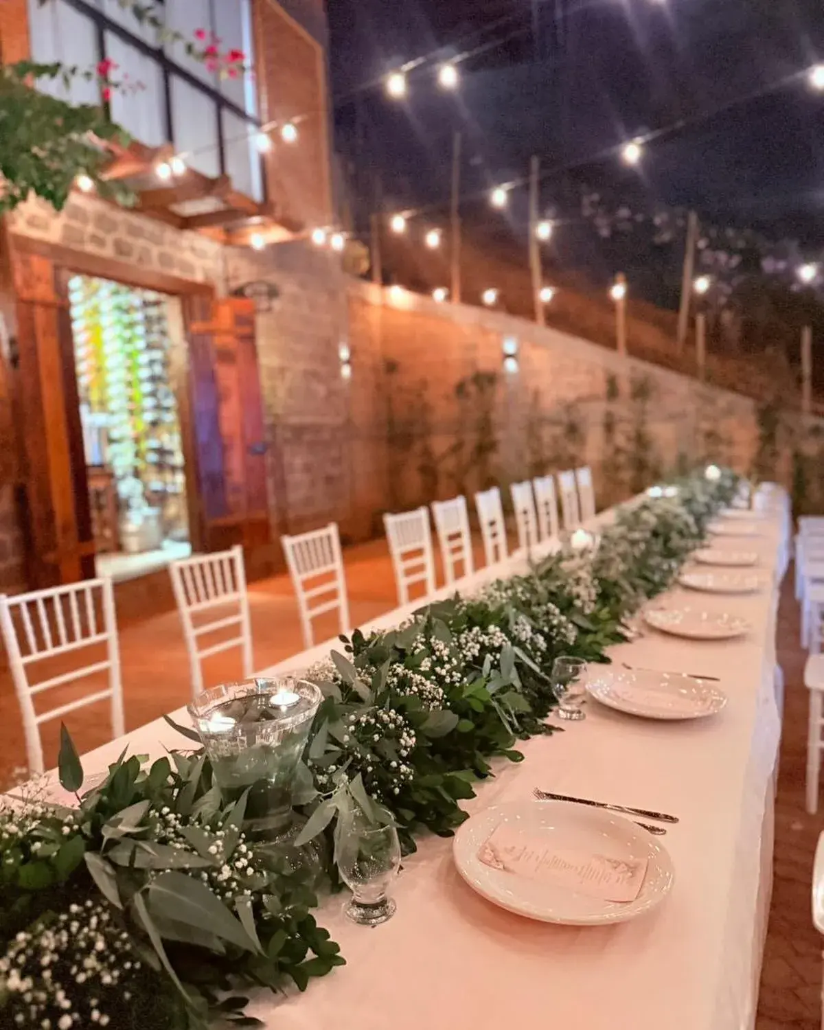 Mesa de evento decorada com arranjos florais baixos